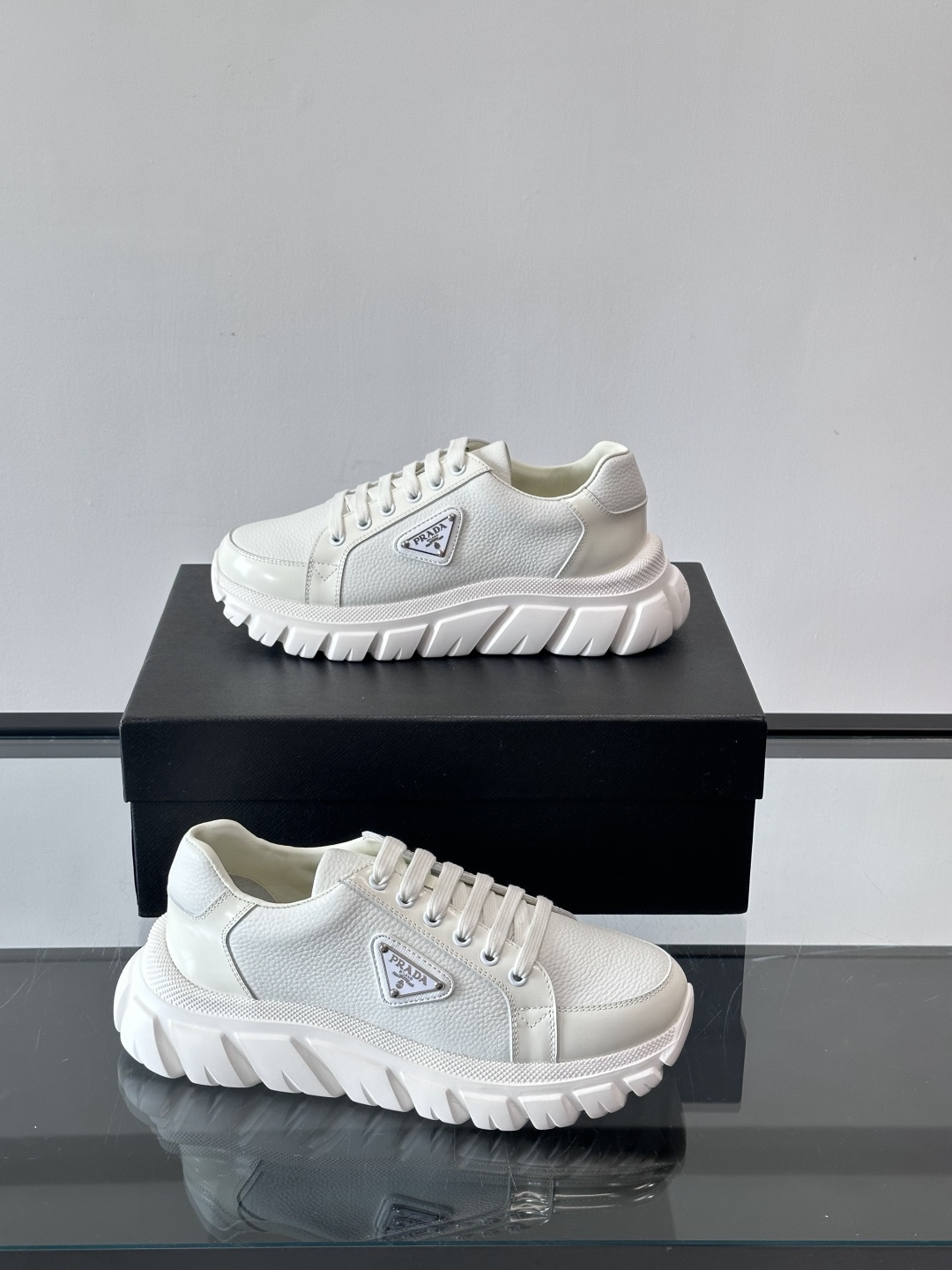 Prada Downtown Bold男士厚底运动鞋，纳帕小牛皮+雾面牛皮拼接，质感柔软细腻，透气性好。