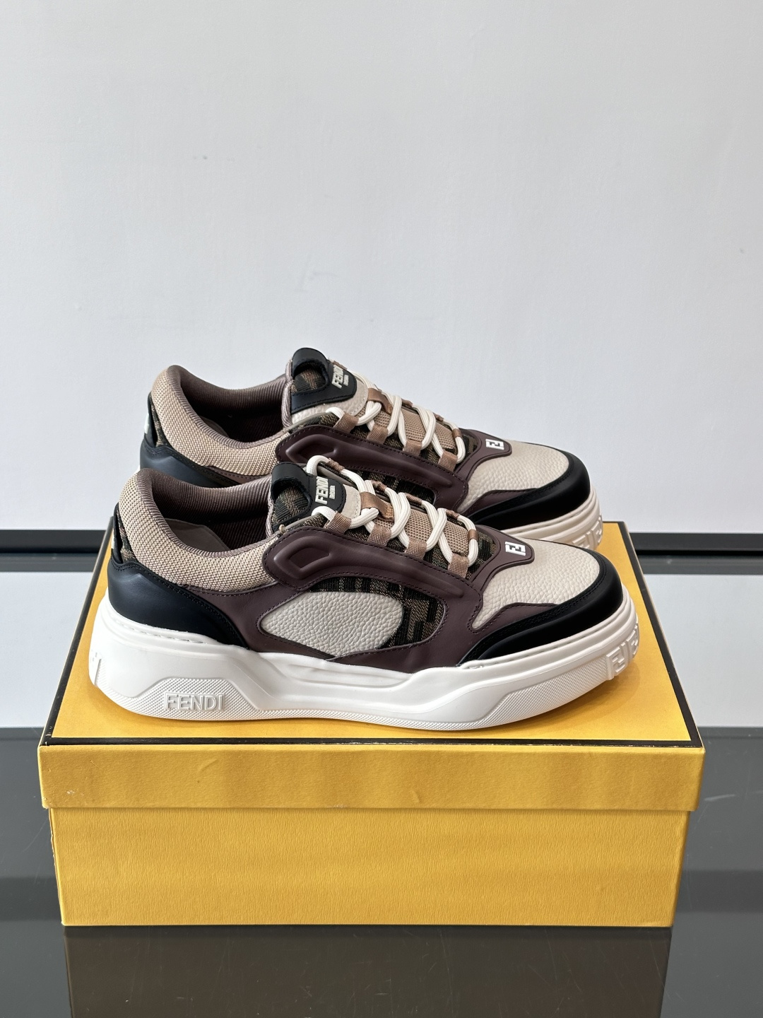 NO:575624,Fendi's latest spring and summer catwalk sneakers. The most photographed items in 25 shows. Original purchased and developed. One-to-one replica. The first sneakers created by designer Kim Jones in the last episode. Infused with fresh blood and FF retro design. Super good-looking and versatile. The outsole is designed with FF brand logo. The upper is made of cowhide and mesh stitching. The interior is made of breathable mesh. The upper foot is super soft, light and comfortable. The original private mold foam outsole.  .Size:38-46 (45.46 customized), Fendi casual shoes, fendi, fendi, sneakers, cowhide19860909Fendi芬迪春夏最新走秀款运动鞋 25秀场出镜率最高的单品 原版购入开发 一比一复刻 设计师Kim Jones最后一集打造的首款运动鞋 新鲜血液注入加FF复古的设计 超好看百搭,大底FF品牌logo设计 鞋面采用牛皮和网拼接组合,内里采用透气网里上脚超级柔软 ,轻便,舒适原版私模发泡大底. .Size:38-46（45.46定制）,芬迪休闲鞋,fendi,fendi,sneakers,cowhide,Men's shoes