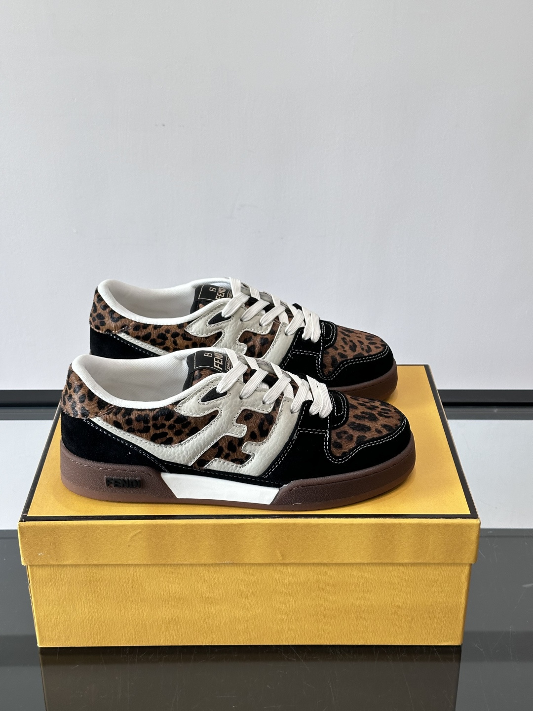 𝐅𝐄𝐍𝐃𝐈 𝐌𝐀𝐓𝐂𝐇# 芬迪休闲运动鞋👟 设计师Kim Jones打造的首款运动鞋fendi matc