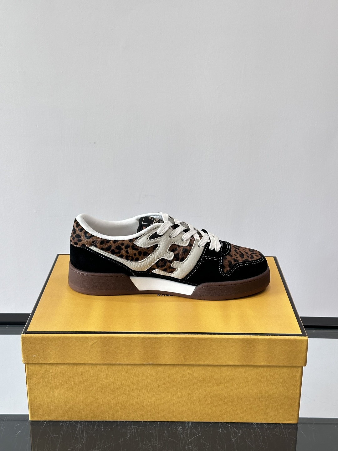 𝐅𝐄𝐍𝐃𝐈 𝐌𝐀𝐓𝐂𝐇# 芬迪休闲运动鞋👟 设计师Kim Jones打造的首款运动鞋fendi matc