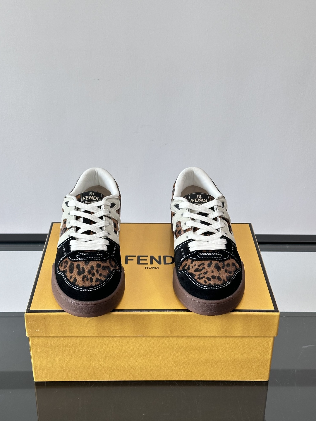 𝐅𝐄𝐍𝐃𝐈 𝐌𝐀𝐓𝐂𝐇# 芬迪休闲运动鞋👟 设计师Kim Jones打造的首款运动鞋fendi matc