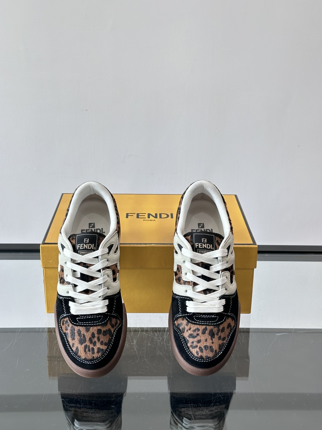 𝐅𝐄𝐍𝐃𝐈 𝐌𝐀𝐓𝐂𝐇# 芬迪休闲运动鞋👟 设计师Kim Jones打造的首款运动鞋fendi matc