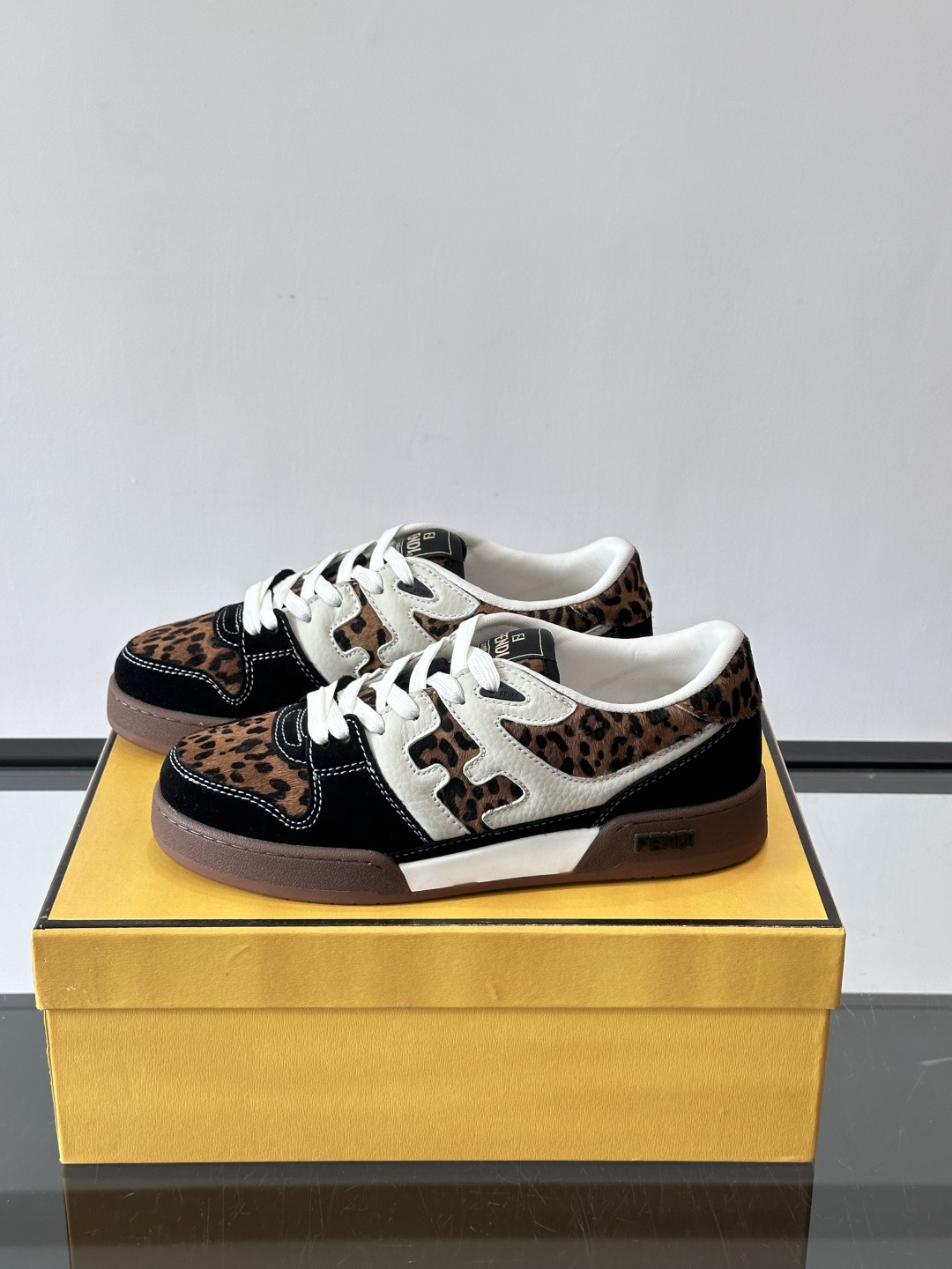 𝐅𝐄𝐍𝐃𝐈 𝐌𝐀𝐓𝐂𝐇# 芬迪休闲运动鞋👟 设计师Kim Jones打造的首款运动鞋fendi matc