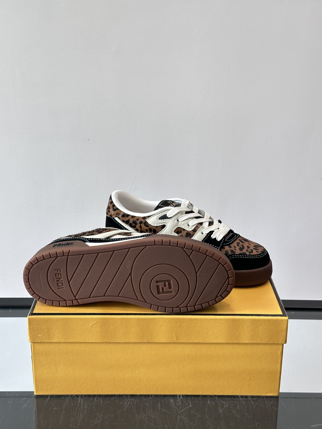 𝐅𝐄𝐍𝐃𝐈 𝐌𝐀𝐓𝐂𝐇# 芬迪休闲运动鞋👟 设计师Kim Jones打造的首款运动鞋fendi matc