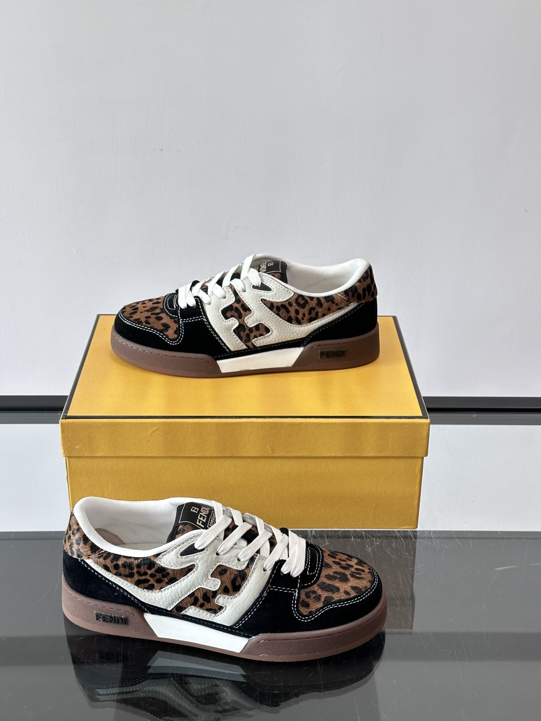 𝐅𝐄𝐍𝐃𝐈 𝐌𝐀𝐓𝐂𝐇# 芬迪休闲运动鞋👟 设计师Kim Jones打造的首款运动鞋fendi matc