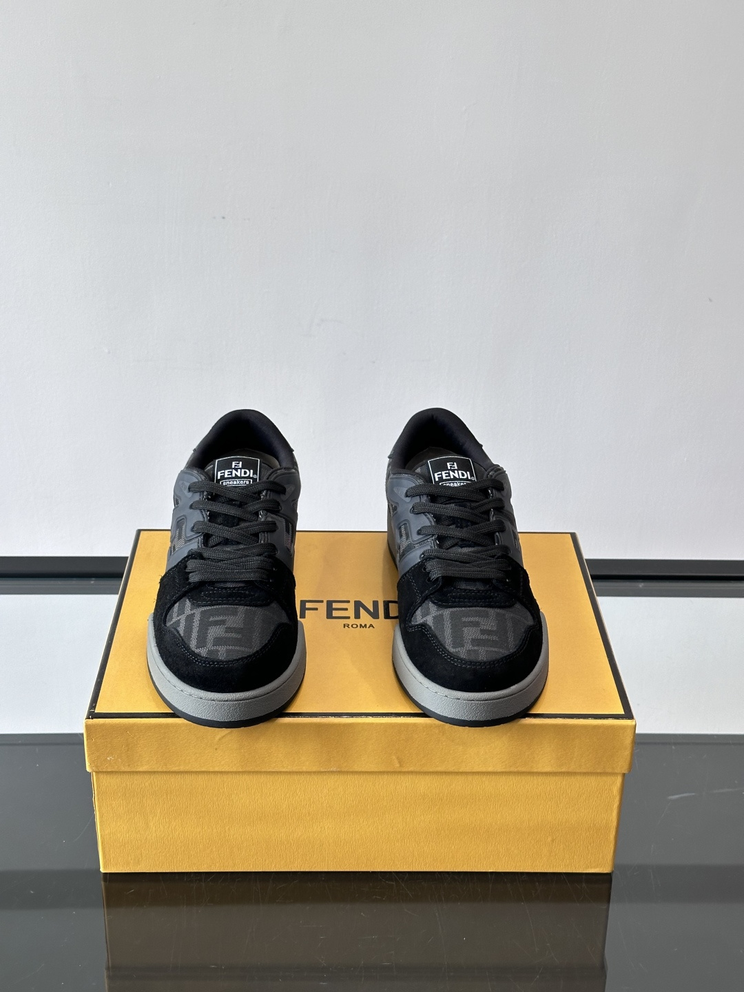 𝐅𝐄𝐍𝐃𝐈 𝐌𝐀𝐓𝐂𝐇# 芬迪休闲运动鞋👟 设计师Kim Jones打造的首款运动鞋fendi matc