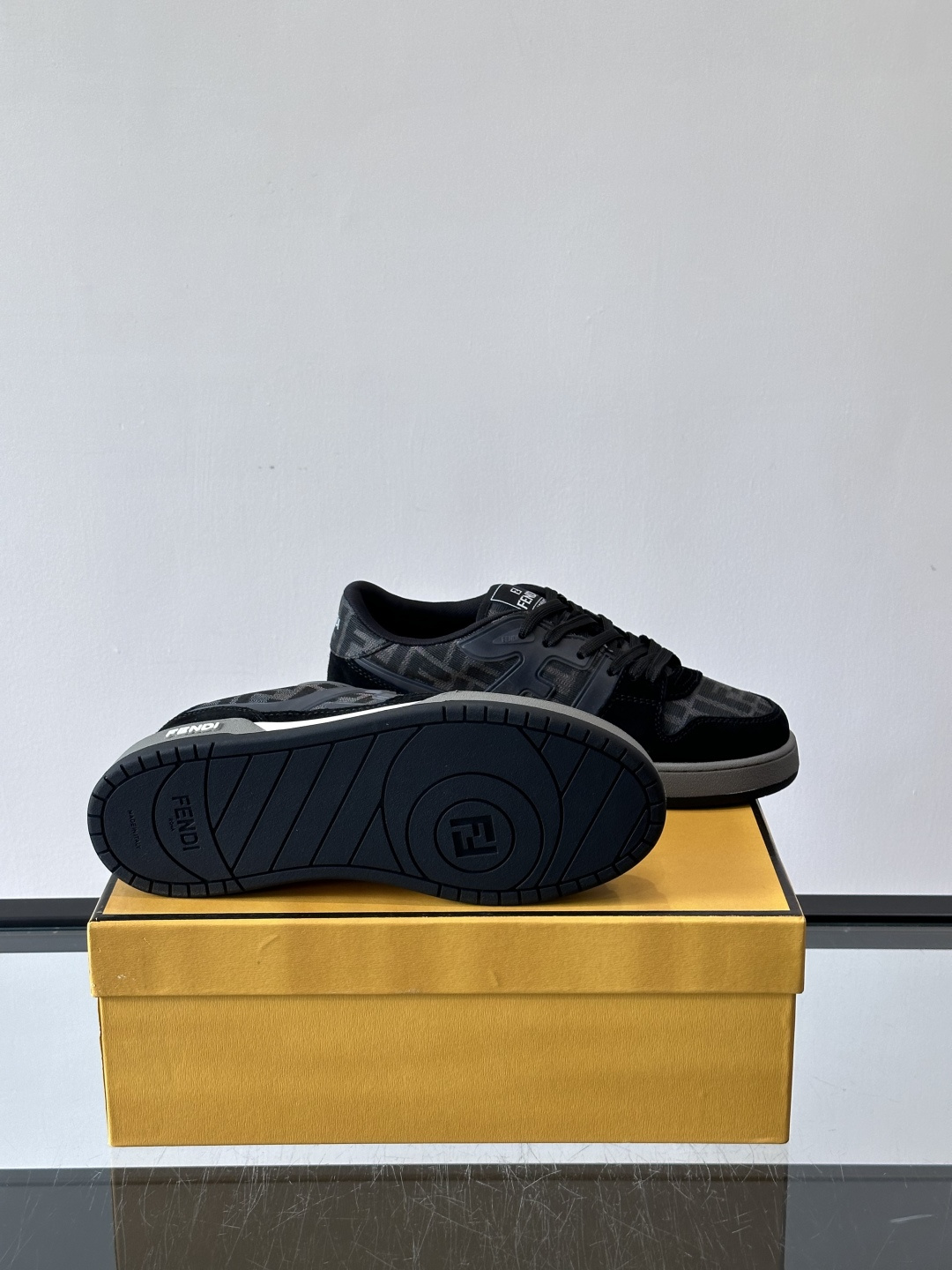 𝐅𝐄𝐍𝐃𝐈 𝐌𝐀𝐓𝐂𝐇# 芬迪休闲运动鞋👟 设计师Kim Jones打造的首款运动鞋fendi matc