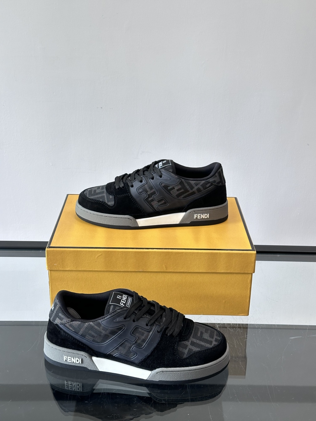 𝐅𝐄𝐍𝐃𝐈 𝐌𝐀𝐓𝐂𝐇# 芬迪休闲运动鞋👟 设计师Kim Jones打造的首款运动鞋fendi matc