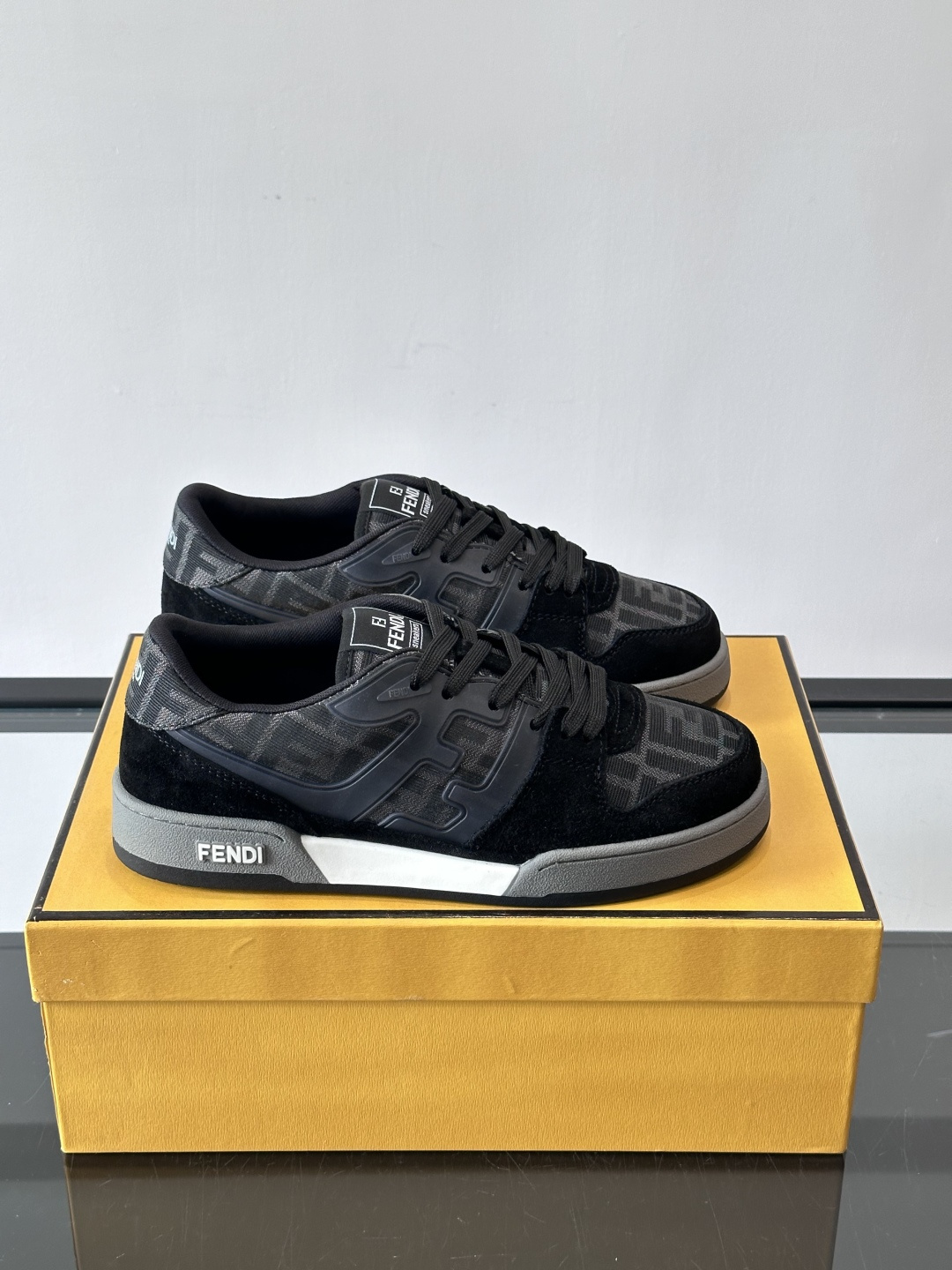 𝐅𝐄𝐍𝐃𝐈 𝐌𝐀𝐓𝐂𝐇# 芬迪休闲运动鞋👟 设计师Kim Jones打造的首款运动鞋fendi matc