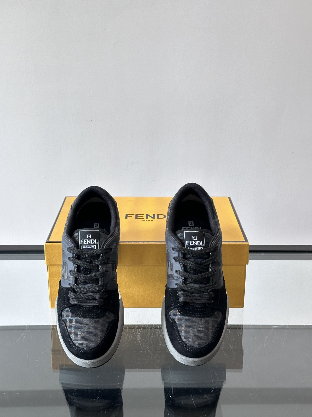 𝐅𝐄𝐍𝐃𝐈 𝐌𝐀𝐓𝐂𝐇# 芬迪休闲运动鞋👟 设计师Kim Jones打造的首款运动鞋fendi matc