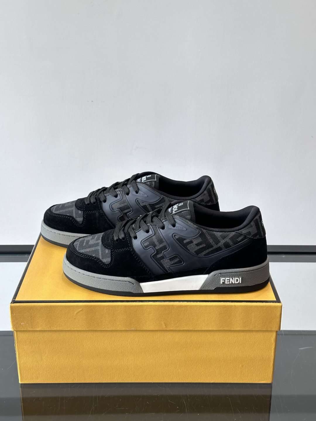 𝐅𝐄𝐍𝐃𝐈 𝐌𝐀𝐓𝐂𝐇# 芬迪休闲运动鞋👟 设计师Kim Jones打造的首款运动鞋fendi matc