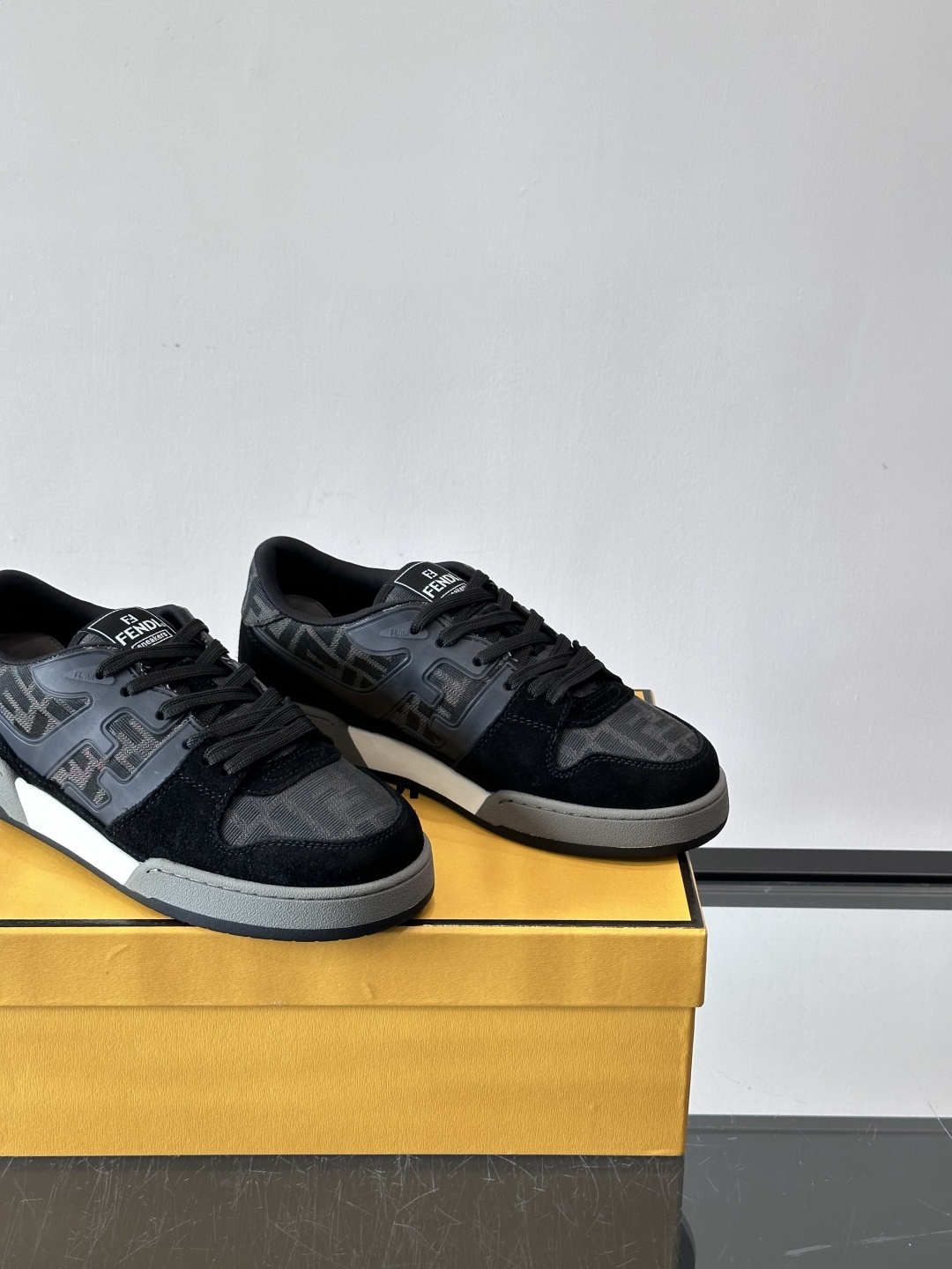 𝐅𝐄𝐍𝐃𝐈 𝐌𝐀𝐓𝐂𝐇# 芬迪休闲运动鞋👟 设计师Kim Jones打造的首款运动鞋fendi matc