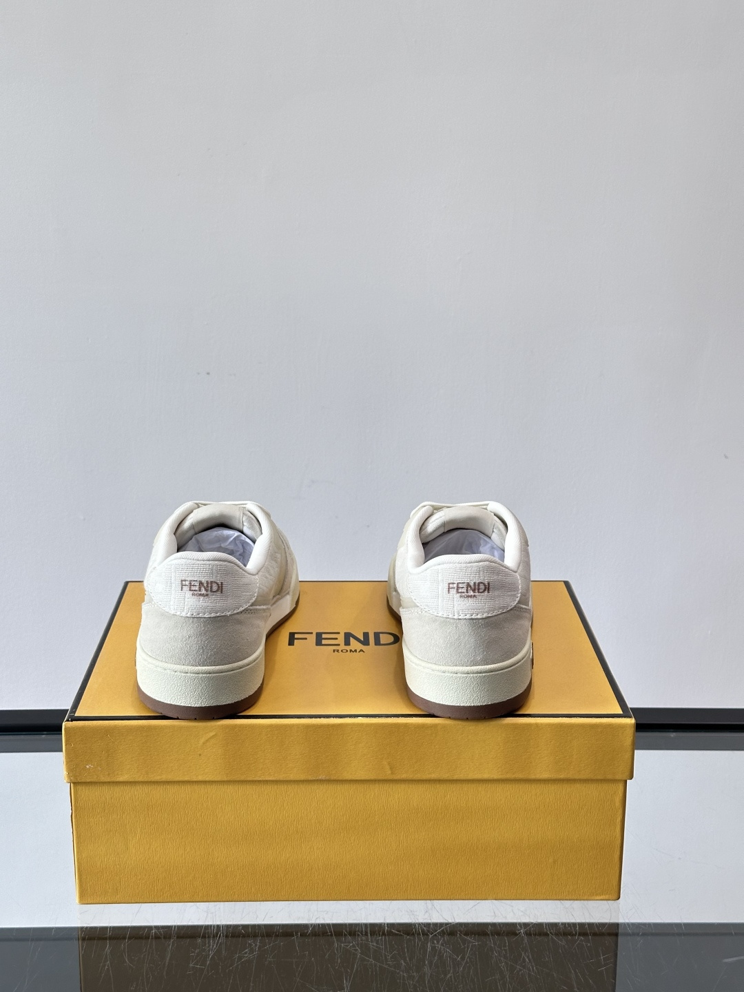 𝐅𝐄𝐍𝐃𝐈 𝐌𝐀𝐓𝐂𝐇# 芬迪休闲运动鞋👟 设计师Kim Jones打造的首款运动鞋fendi matc