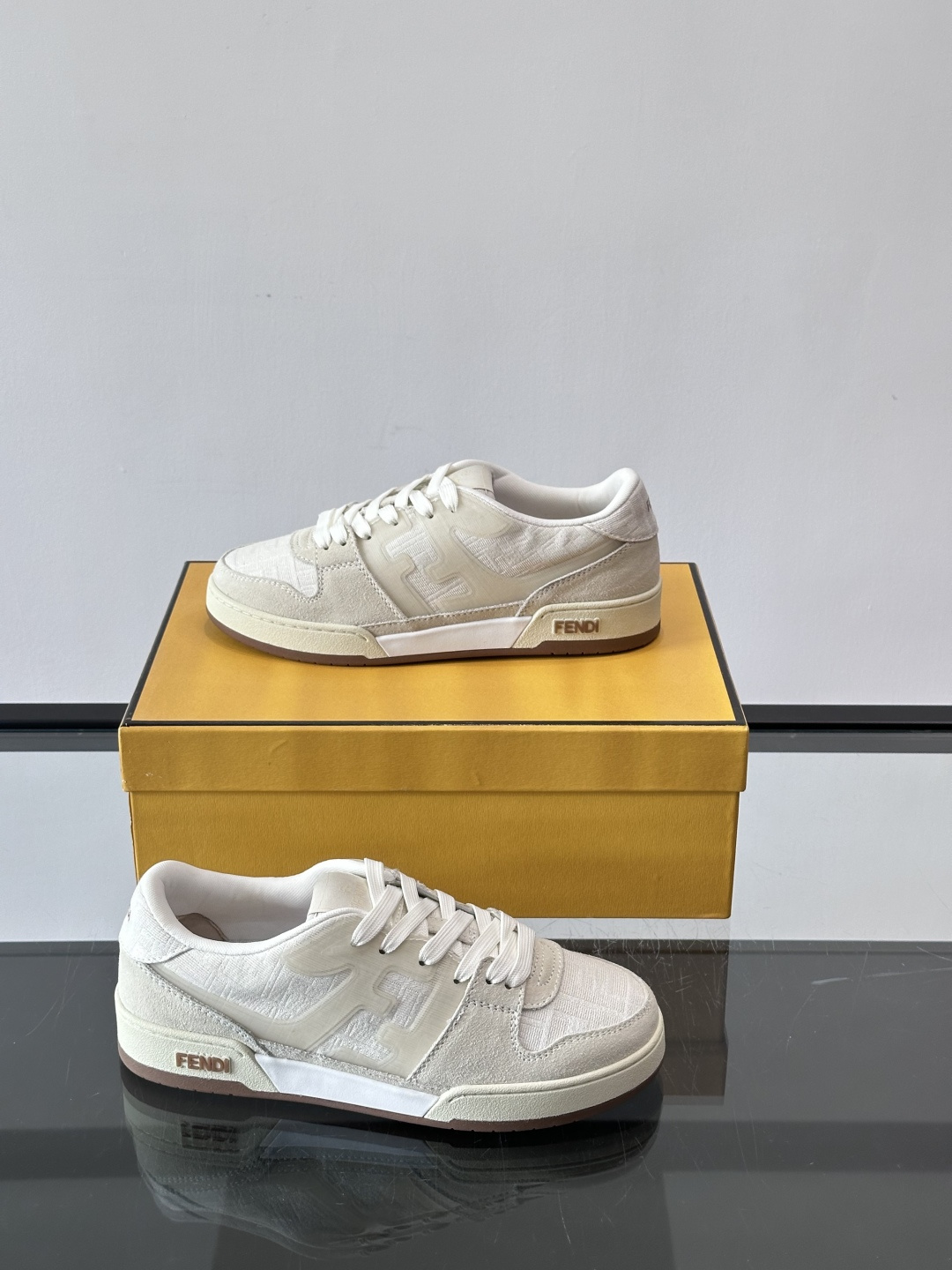 𝐅𝐄𝐍𝐃𝐈 𝐌𝐀𝐓𝐂𝐇# 芬迪休闲运动鞋👟 设计师Kim Jones打造的首款运动鞋fendi matc