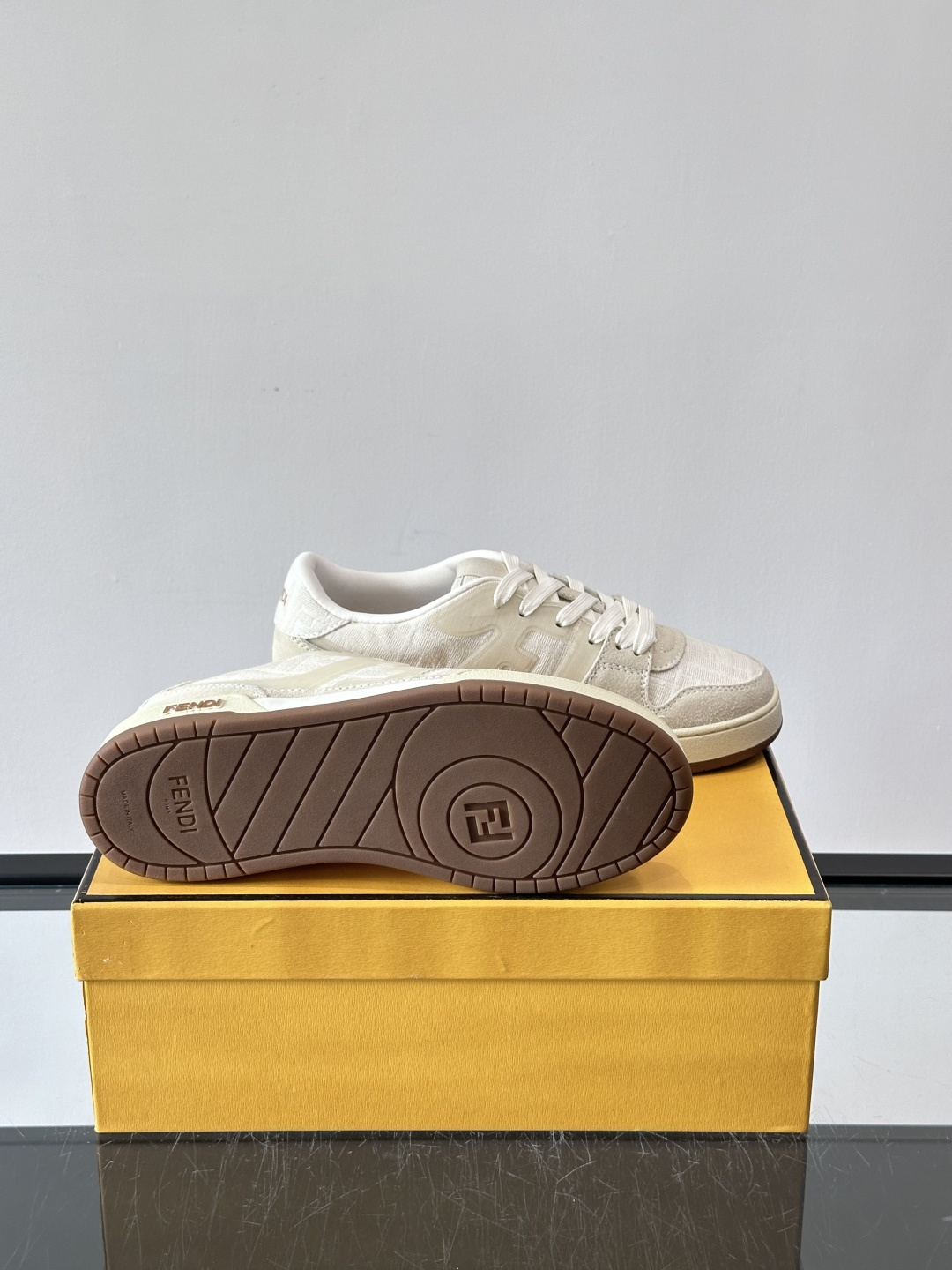 𝐅𝐄𝐍𝐃𝐈 𝐌𝐀𝐓𝐂𝐇# 芬迪休闲运动鞋👟 设计师Kim Jones打造的首款运动鞋fendi matc