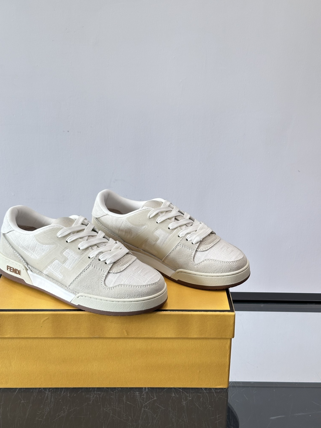 𝐅𝐄𝐍𝐃𝐈 𝐌𝐀𝐓𝐂𝐇# 芬迪休闲运动鞋👟 设计师Kim Jones打造的首款运动鞋fendi matc