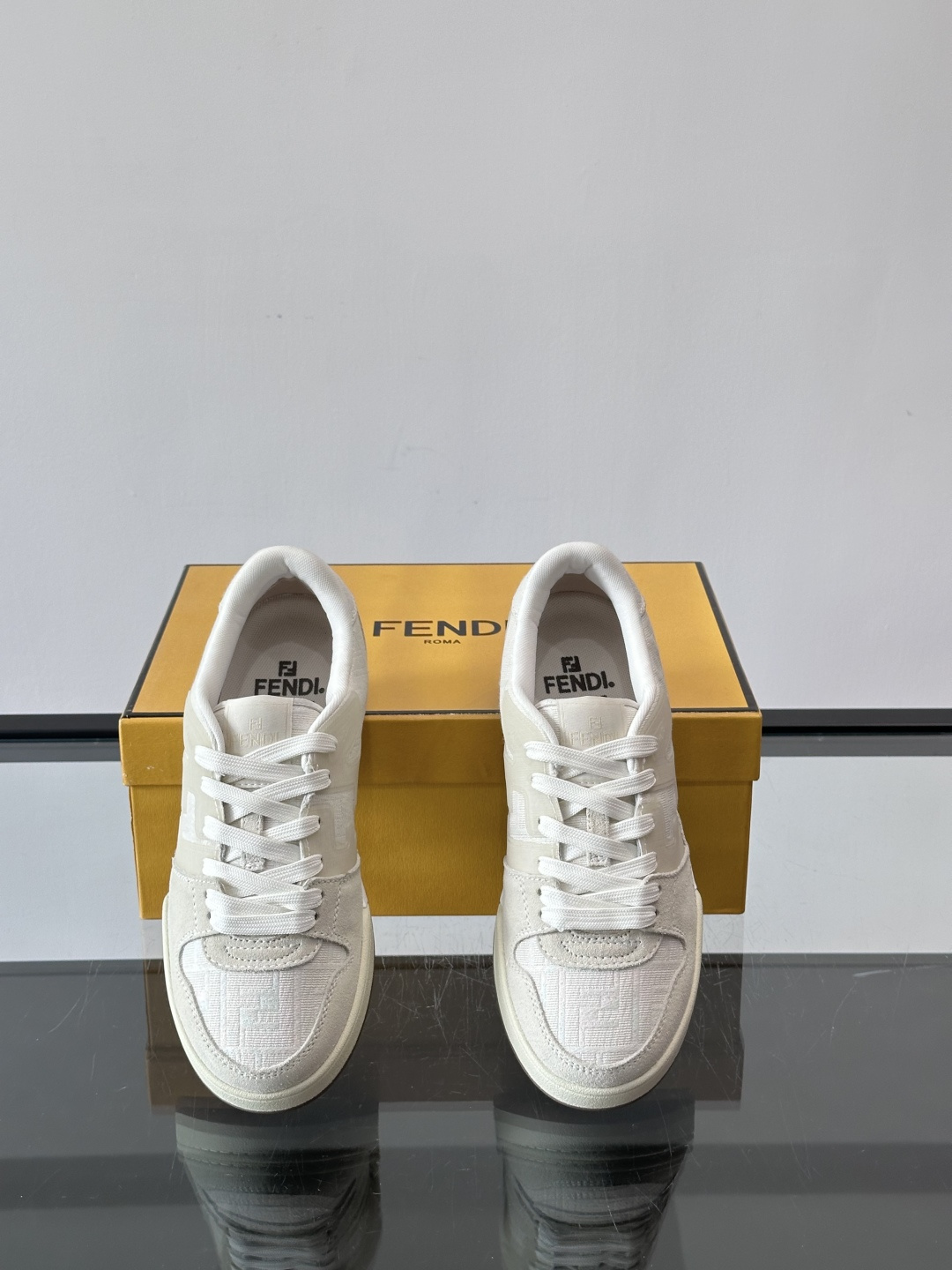 𝐅𝐄𝐍𝐃𝐈 𝐌𝐀𝐓𝐂𝐇# 芬迪休闲运动鞋👟 设计师Kim Jones打造的首款运动鞋fendi matc