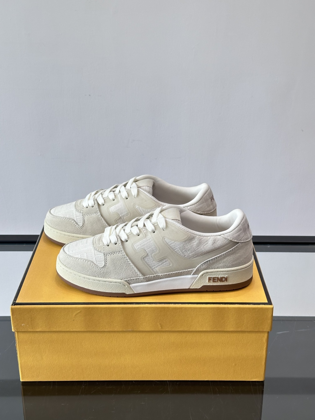 𝐅𝐄𝐍𝐃𝐈 𝐌𝐀𝐓𝐂𝐇# 芬迪休闲运动鞋👟 设计师Kim Jones打造的首款运动鞋fendi matc