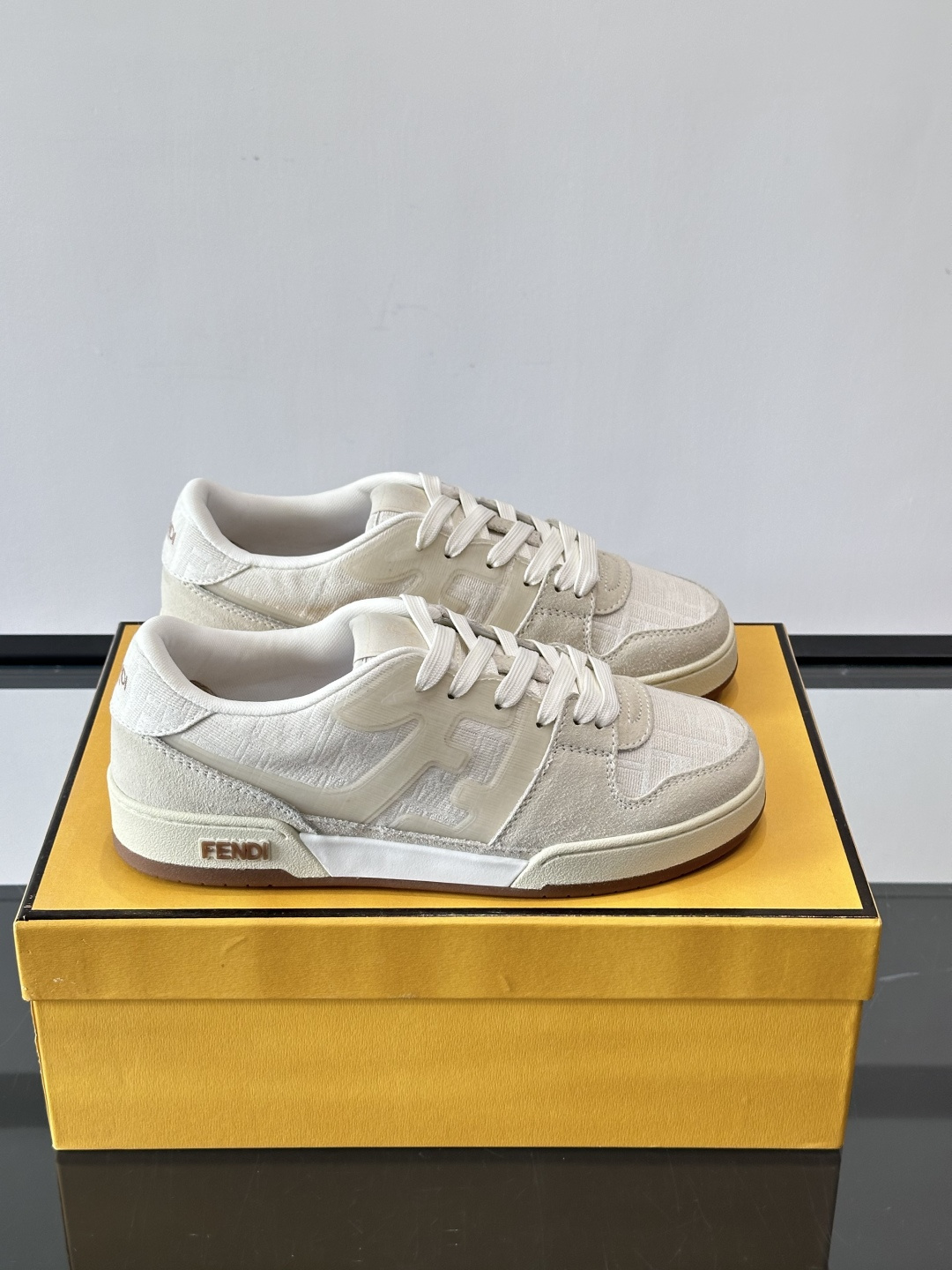 NO:579547,# Fendi Casual Sports Shoes Fendi Match is the first sports shoe created by designer Kim Jones. It is injected with fresh blood and adds FF retro design. It is very good-looking and versatile. The upper is made of cowhide and high-density cloth. The double F logo is raised on the side, and the upper foot is super soft. It is light and comfortable. It can be paired with a sweater. Size: 38-46 (45.46 non-returnable),, fendi, fendi, sneakers, hoodie, sweatshirts, cowhide19860909# 芬迪休闲运动鞋 设计师Kim Jones打造的首款运动鞋fendi match 新鲜血液注入加FF复古的设计 超好看百搭 鞋面采用牛皮和高密度布拼接组合 侧面凸起的双F logo, 上脚超级柔软 轻便 舒适搭配卫衣 ,Size:38-46（45.46不退换）,,fendi,fendi,sneakers,hoodie,sweatshirts,cowhide,Men's shoes