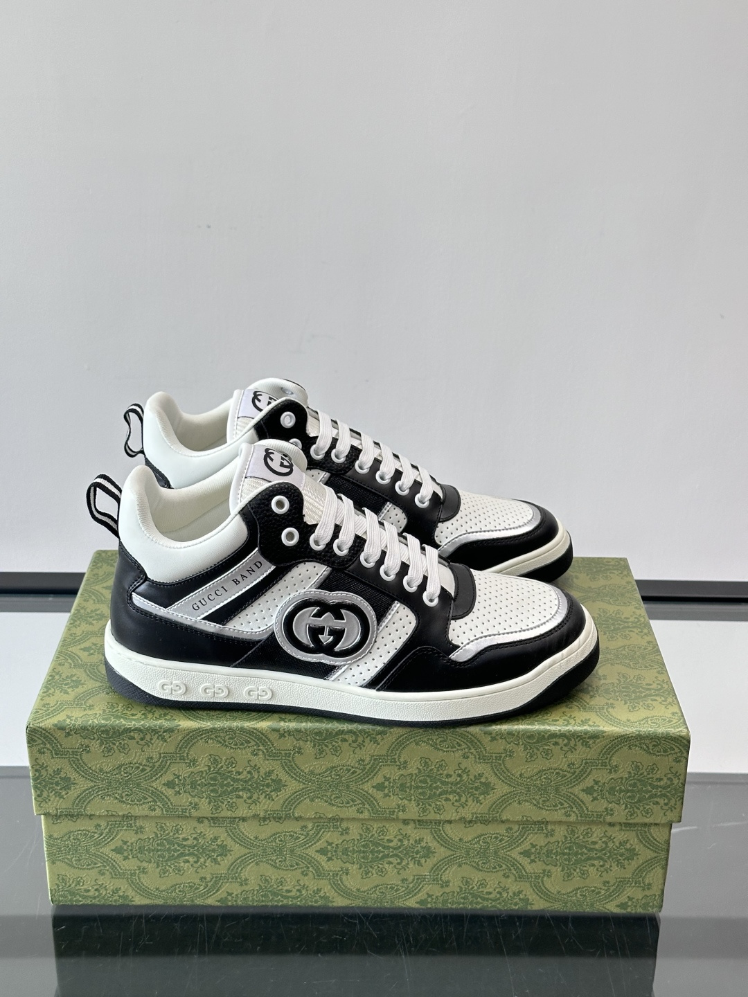 NO:579551,Gucci GG high-top thick-soled biscuit shoes, classic GG presbyopia + first-layer cowhide, the upper is water-repellent, and can be worn in daily rainy days! About 4cm invisible thick sole, latex insole + arch support, very comfortable to wear for a long time. There are double G logos on the tongue and heel, and the blue, red and green webbing is very recognizable, retro and fashionable. The round shape makes the feet smaller, versatile casual pants and wide-leg pants, practical and stylish, a must-have for daily outings! ,size39-44 (45 customized),,gucci,cowhide19860909Gucci GG高帮厚底饼干鞋,经典GG老花+头层牛皮,鞋面防泼水,日常雨天都能穿！约4cm隐形厚底,乳胶鞋垫+足弓支撑,长时间穿也很舒服.鞋舌和后跟有双G标志,蓝红绿织带超有辦识度,复古又时髦.圆型显脚小,百搭休闲裤、阔腿裤,实用又有型,日常出街必备！ ,size39-44（45定做）,,gucci,cowhide,Men's shoes