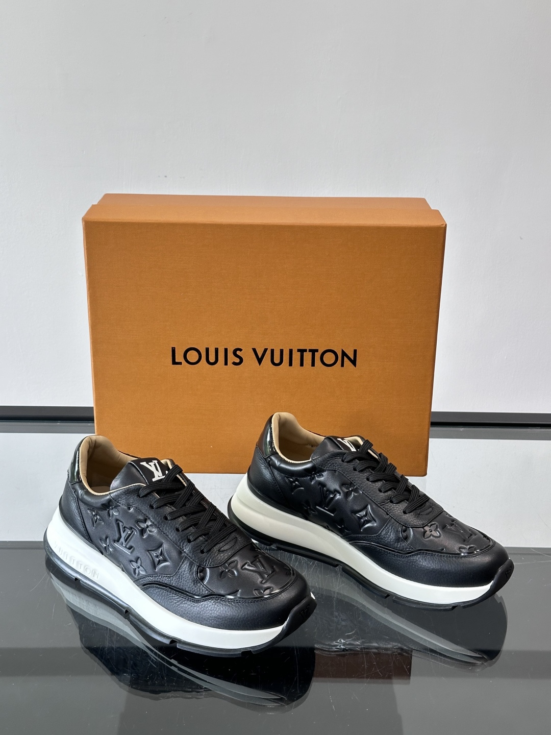 LV 男士休闲运动鞋，经典黑白配色，优质皮革+Monogram压纹，奢华感满满。橡胶鞋底抓地力强，日常穿