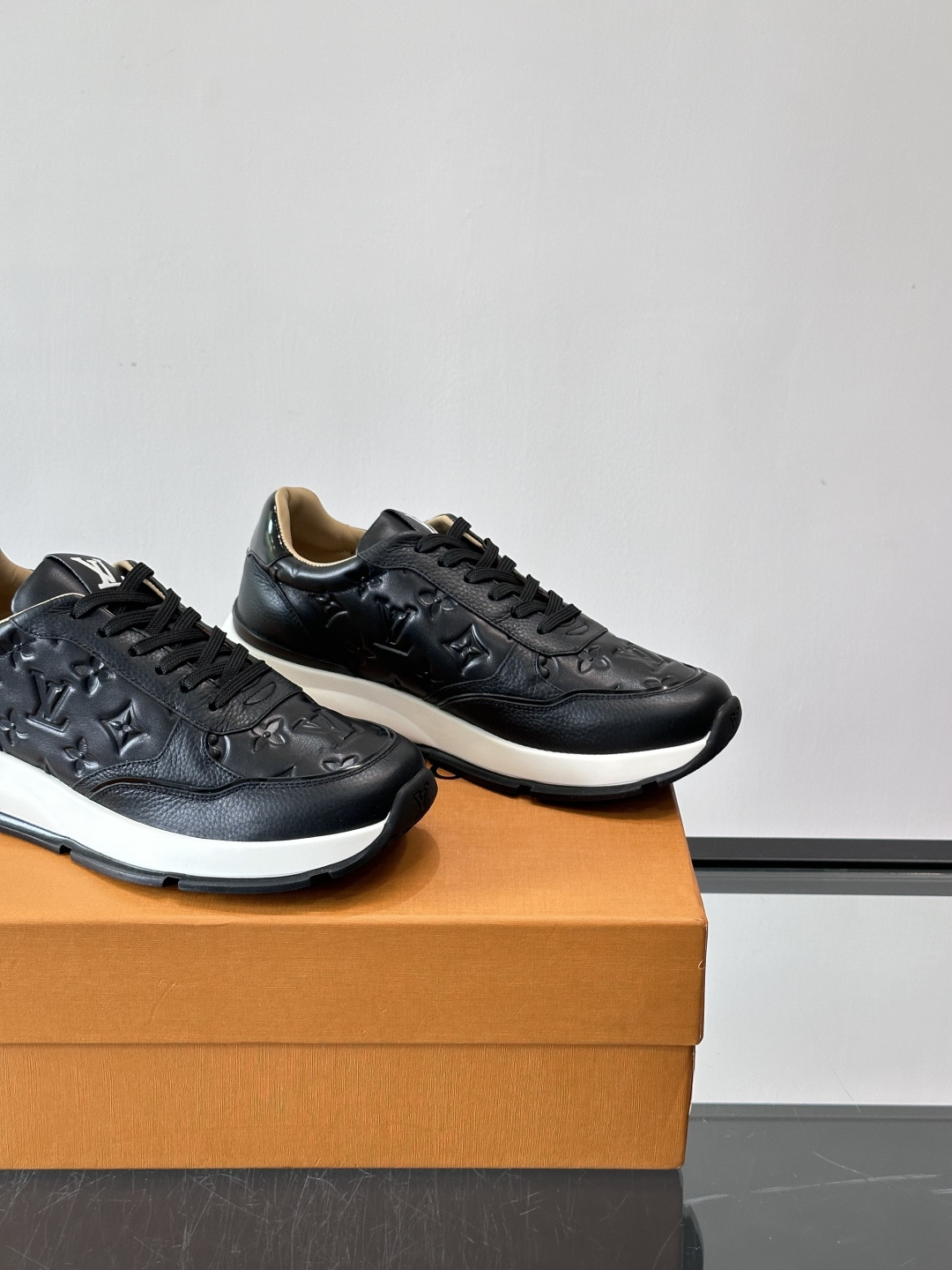 LV 男士休闲运动鞋，经典黑白配色，优质皮革+Monogram压纹，奢华感满满。橡胶鞋底抓地力强，日常穿