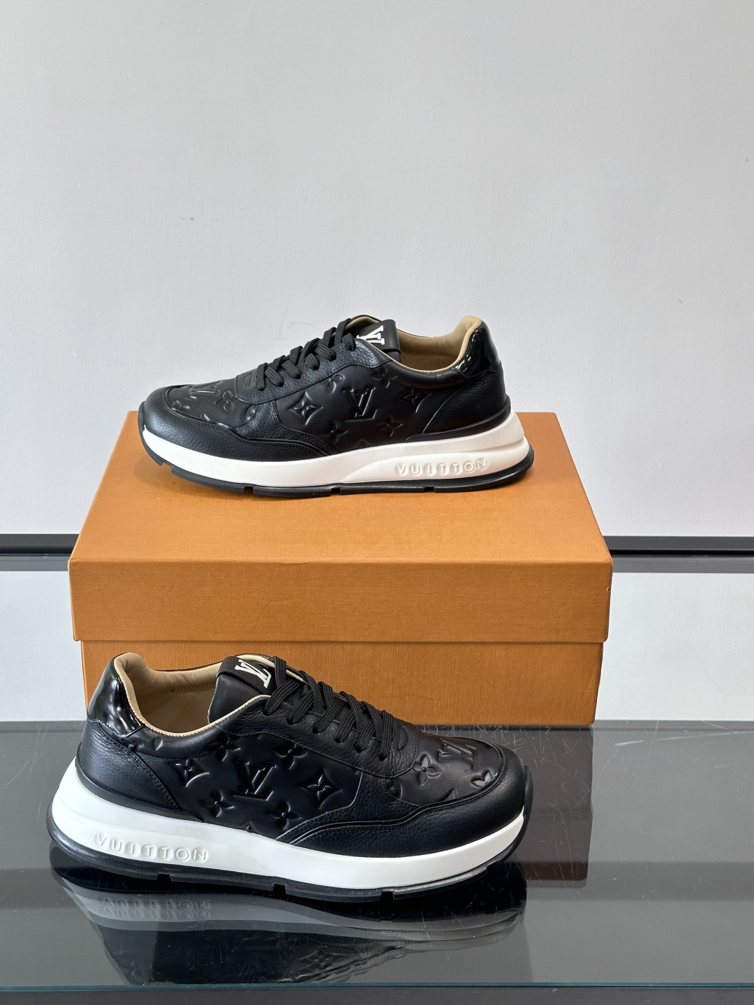 LV 男士休闲运动鞋，经典黑白配色，优质皮革+Monogram压纹，奢华感满满。橡胶鞋底抓地力强，日常穿