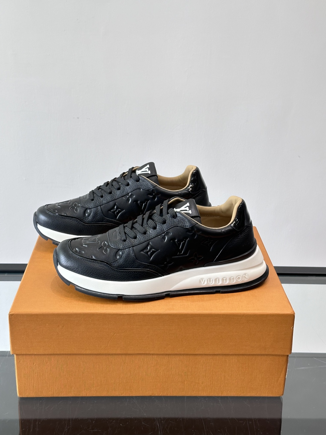 LV 男士休闲运动鞋，经典黑白配色，优质皮革+Monogram压纹，奢华感满满。橡胶鞋底抓地力强，日常穿