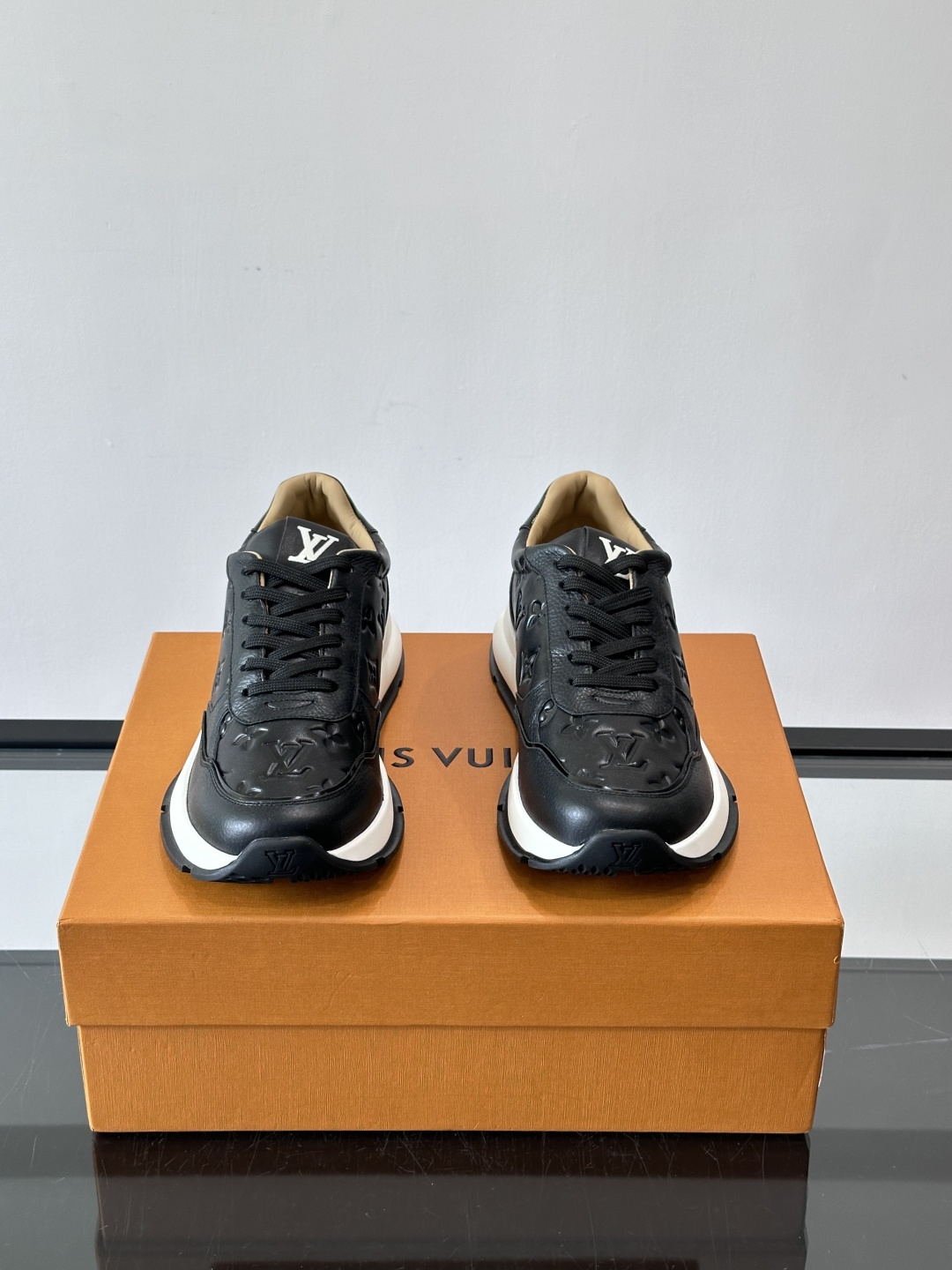 LV 男士休闲运动鞋，经典黑白配色，优质皮革+Monogram压纹，奢华感满满。橡胶鞋底抓地力强，日常穿