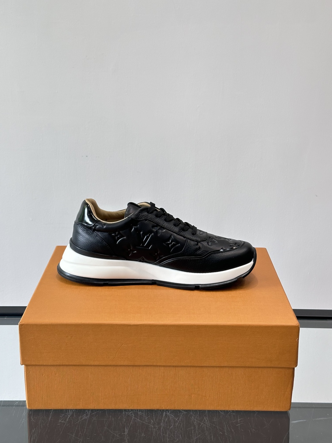 LV 男士休闲运动鞋，经典黑白配色，优质皮革+Monogram压纹，奢华感满满。橡胶鞋底抓地力强，日常穿