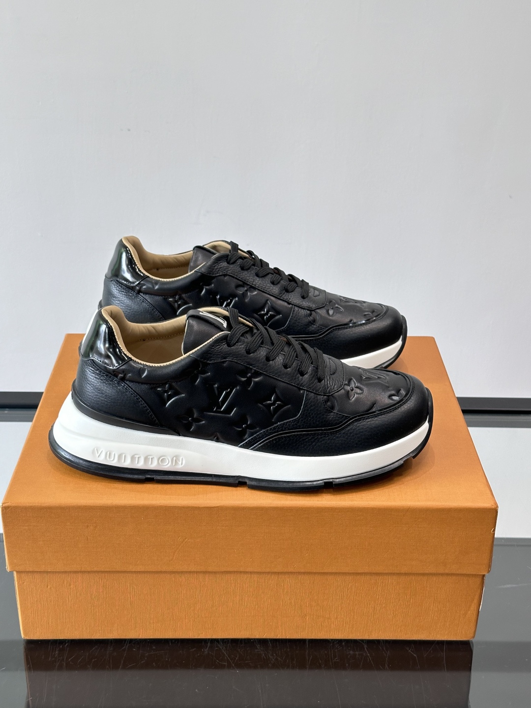 LV 男士休闲运动鞋，经典黑白配色，优质皮革+Monogram压纹，奢华感满满。橡胶鞋底抓地力强，日常穿
