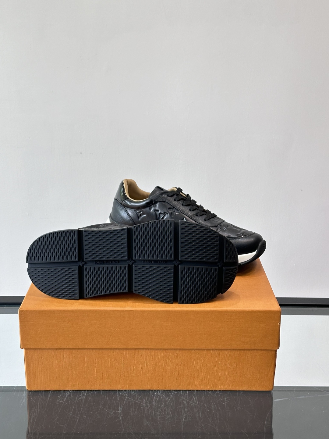 LV 男士休闲运动鞋，经典黑白配色，优质皮革+Monogram压纹，奢华感满满。橡胶鞋底抓地力强，日常穿