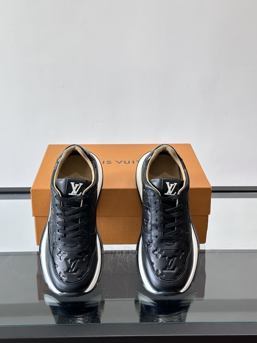 LV 男士休闲运动鞋，经典黑白配色，优质皮革+Monogram压纹，奢华感满满。橡胶鞋底抓地力强，日常穿
