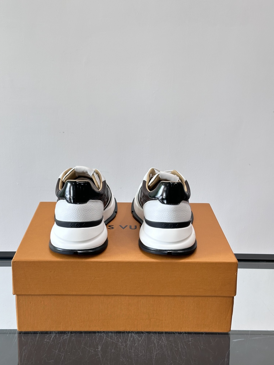 LV 男士休闲运动鞋，经典黑白配色，优质皮革+Monogram压纹，奢华感满满。橡胶鞋底抓地力强，日常穿