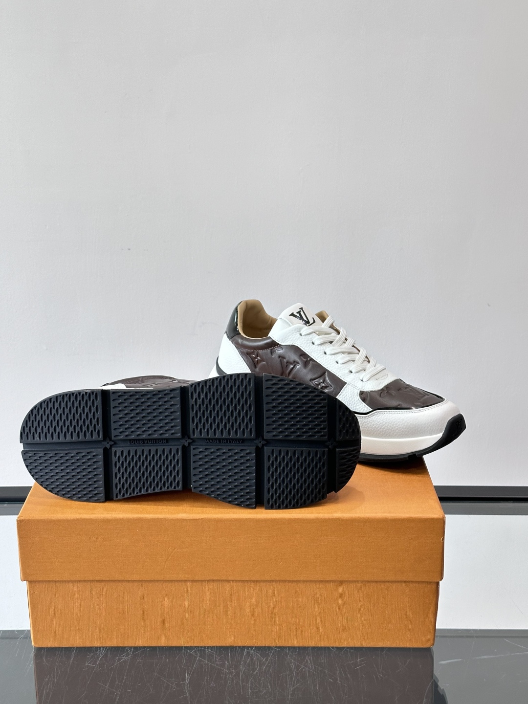 LV 男士休闲运动鞋，经典黑白配色，优质皮革+Monogram压纹，奢华感满满。橡胶鞋底抓地力强，日常穿
