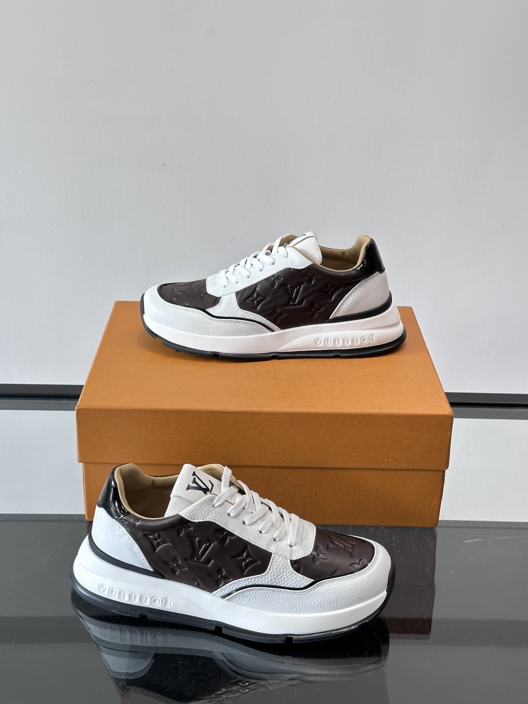 LV 男士休闲运动鞋，经典黑白配色，优质皮革+Monogram压纹，奢华感满满。橡胶鞋底抓地力强，日常穿