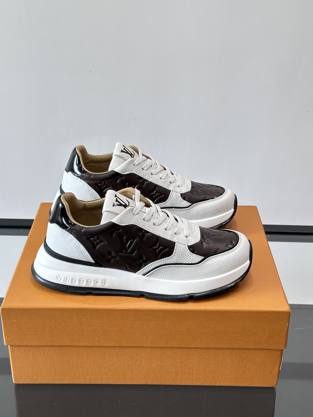 LV 男士休闲运动鞋，经典黑白配色，优质皮革+Monogram压纹，奢华感满满。橡胶鞋底抓地力强，日常穿