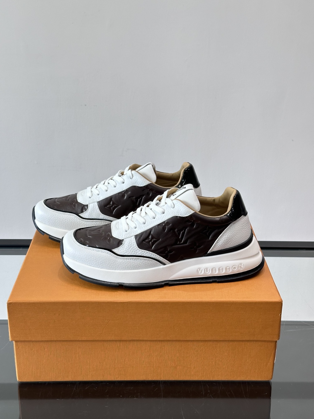 LV 男士休闲运动鞋，经典黑白配色，优质皮革+Monogram压纹，奢华感满满。橡胶鞋底抓地力强，日常穿
