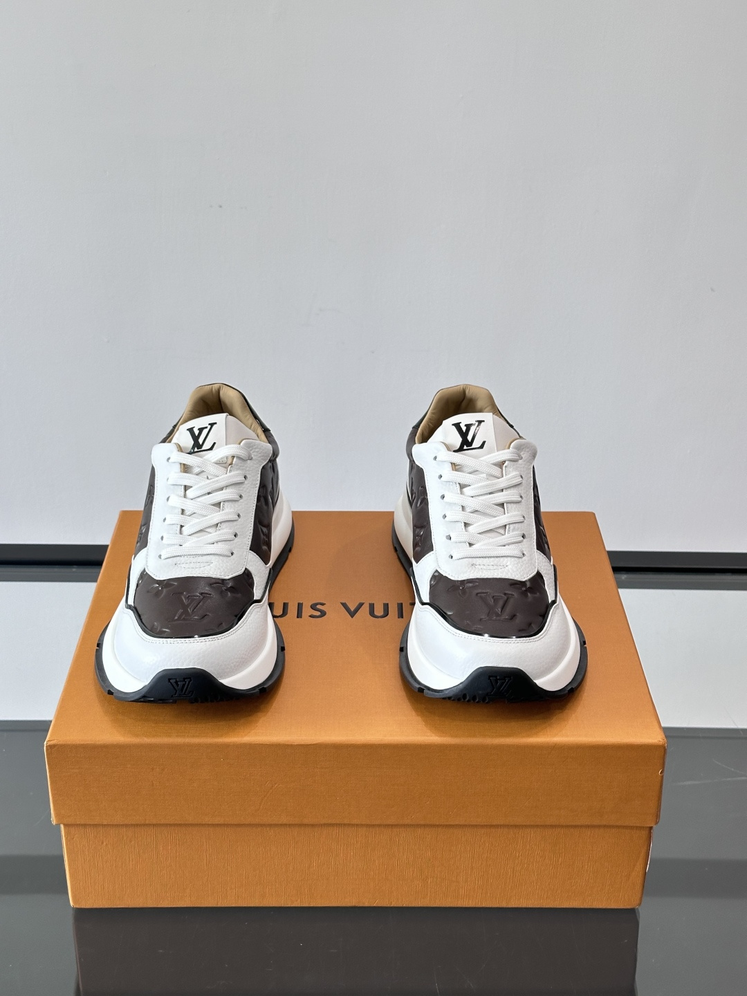 LV 男士休闲运动鞋，经典黑白配色，优质皮革+Monogram压纹，奢华感满满。橡胶鞋底抓地力强，日常穿