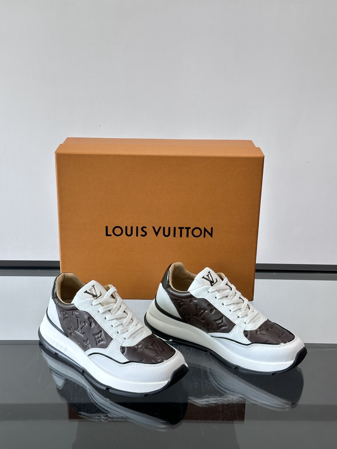 LV 男士休闲运动鞋，经典黑白配色，优质皮革+Monogram压纹，奢华感满满。橡胶鞋底抓地力强，日常穿