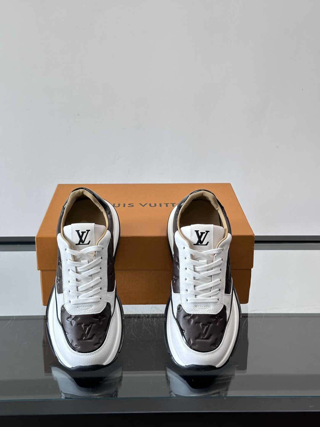 LV 男士休闲运动鞋，经典黑白配色，优质皮革+Monogram压纹，奢华感满满。橡胶鞋底抓地力强，日常穿