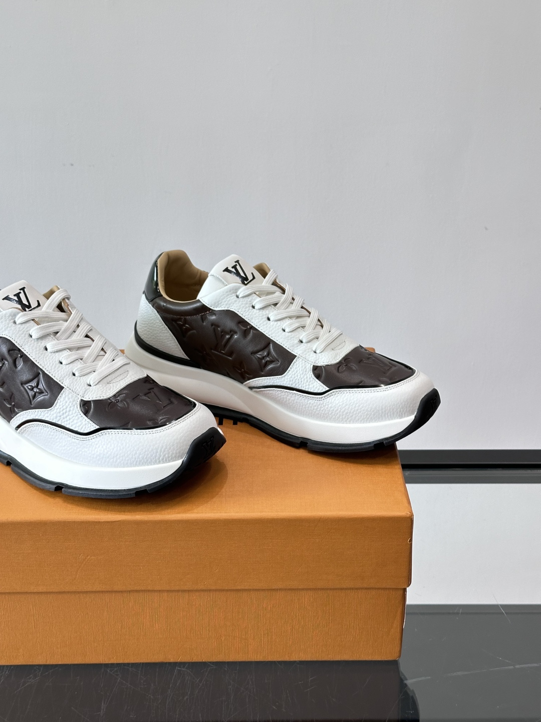 LV 男士休闲运动鞋，经典黑白配色，优质皮革+Monogram压纹，奢华感满满。橡胶鞋底抓地力强，日常穿
