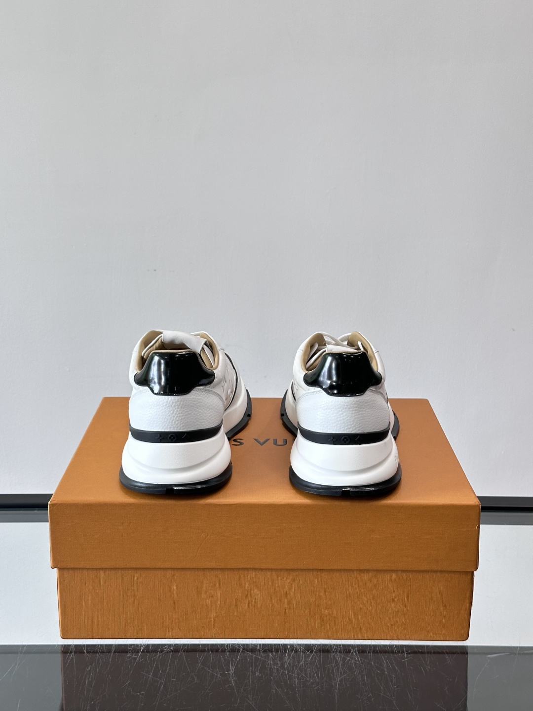 LV 男士休闲运动鞋，经典黑白配色，优质皮革+Monogram压纹，奢华感满满。橡胶鞋底抓地力强，日常穿