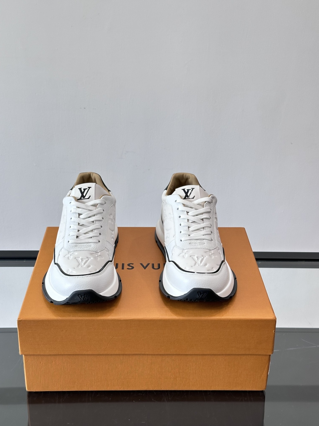 LV 男士休闲运动鞋，经典黑白配色，优质皮革+Monogram压纹，奢华感满满。橡胶鞋底抓地力强，日常穿