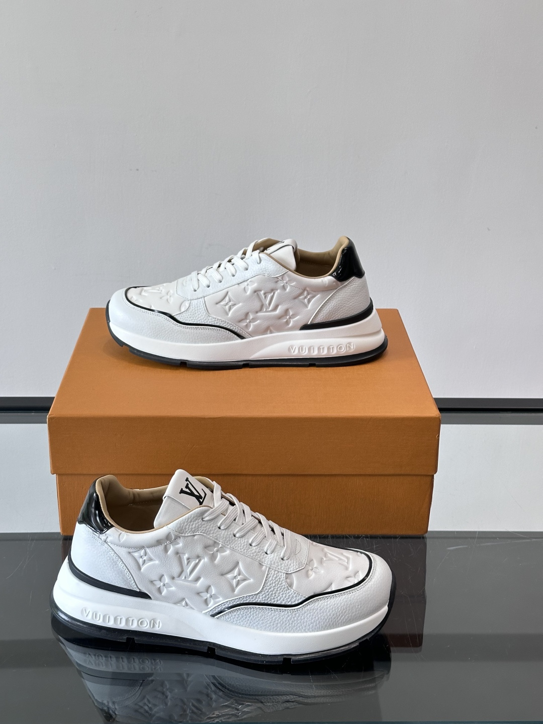 LV 男士休闲运动鞋，经典黑白配色，优质皮革+Monogram压纹，奢华感满满。橡胶鞋底抓地力强，日常穿