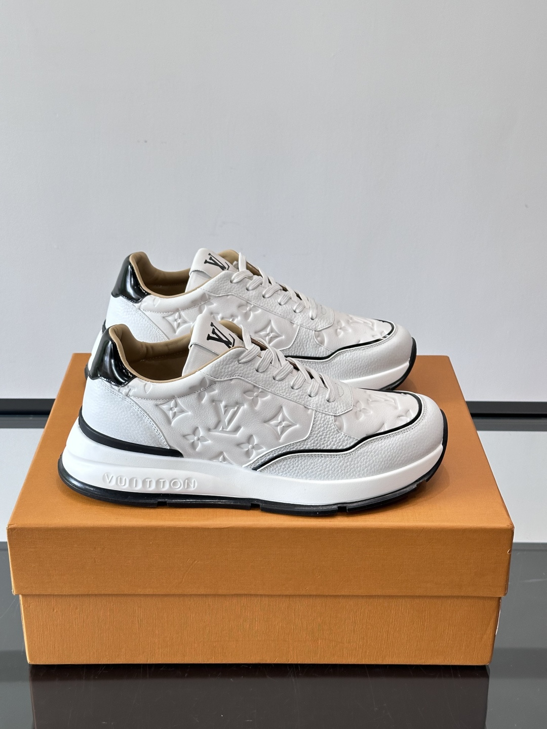 LV 男士休闲运动鞋，经典黑白配色，优质皮革+Monogram压纹，奢华感满满。橡胶鞋底抓地力强，日常穿