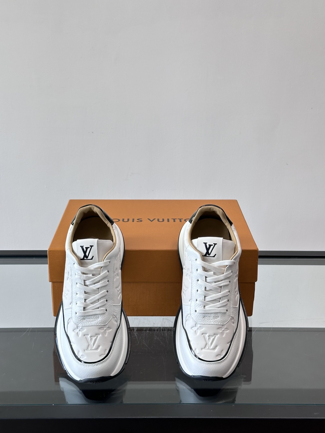 LV 男士休闲运动鞋，经典黑白配色，优质皮革+Monogram压纹，奢华感满满。橡胶鞋底抓地力强，日常穿