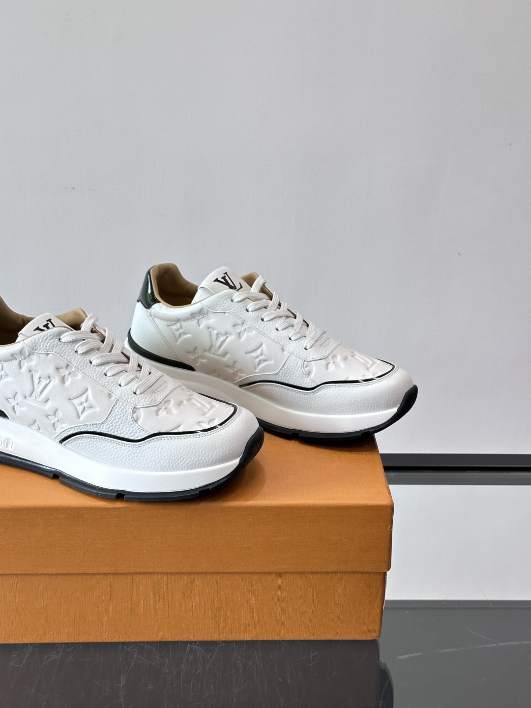 LV 男士休闲运动鞋，经典黑白配色，优质皮革+Monogram压纹，奢华感满满。橡胶鞋底抓地力强，日常穿