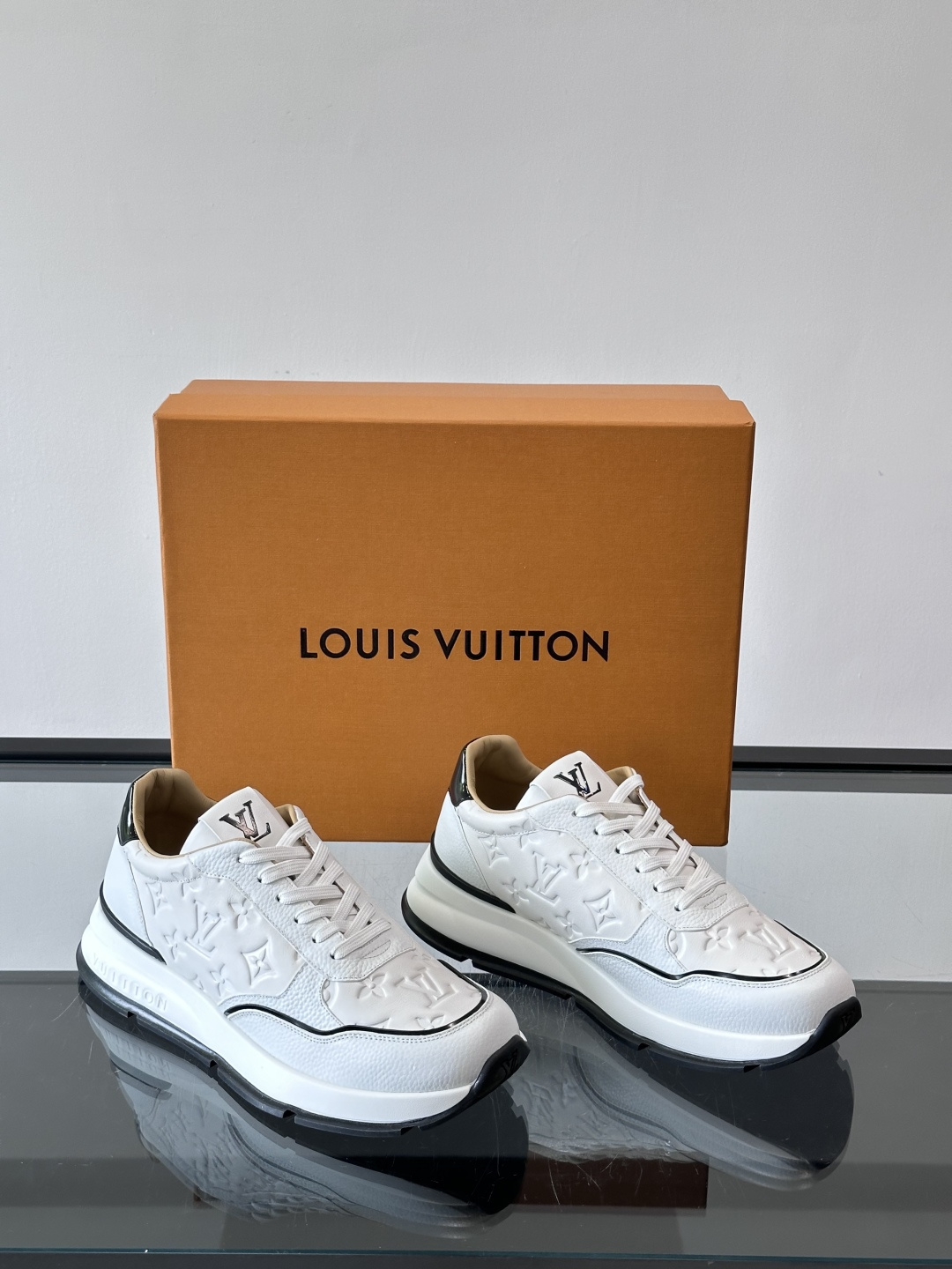 LV 男士休闲运动鞋，经典黑白配色，优质皮革+Monogram压纹，奢华感满满。橡胶鞋底抓地力强，日常穿