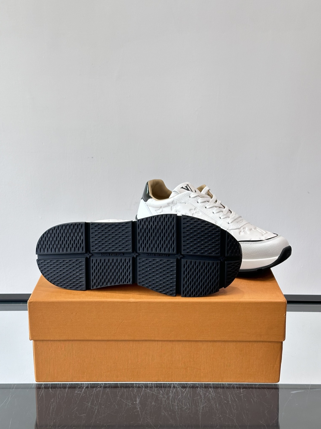 LV 男士休闲运动鞋，经典黑白配色，优质皮革+Monogram压纹，奢华感满满。橡胶鞋底抓地力强，日常穿